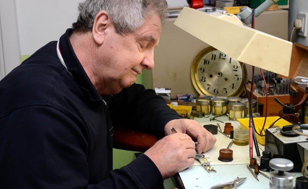 In seiner Werkstatt bringt Rainer Ritschel vor allem historische Zeitmesser wieder zum Laufen.