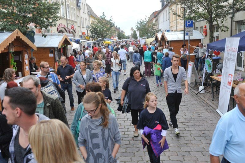 20. Stadtfest Aken: Drei Tage gab es auf der Marktbühne Musik und Unterhaltung. Handwerker, Firmen und Vereine präsentierten sich in der Innenstadt an zahlreichen Ständen.