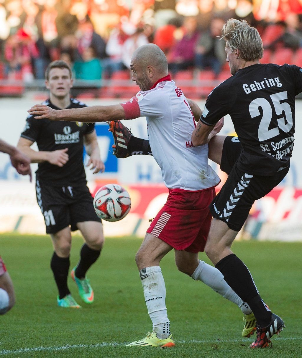 HFC Mittelfeldspieler Ivica Banovic wird von Großaspachs Abwehrspieler Kai Gehring attackiert
