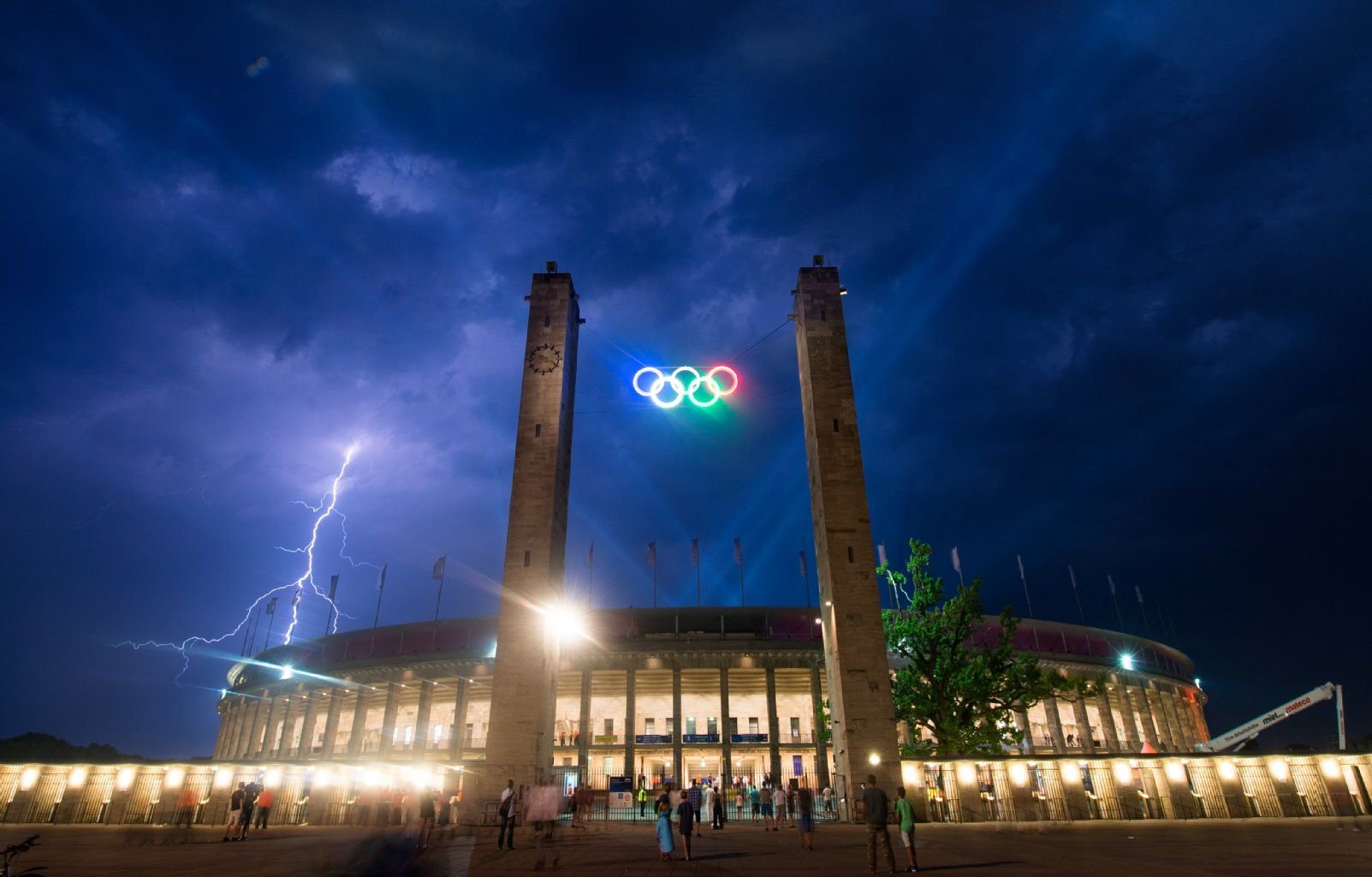 Blitze zucken während des Konzerts von Helene Fischer über den Himmel am Olympiastadion in Berlin.