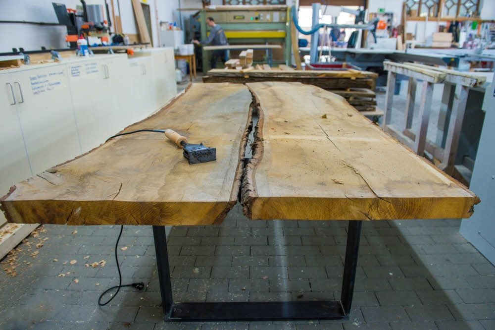 Schwere Eichenbretter in der Verarbeitung zu einem repräsentativen Tisch.