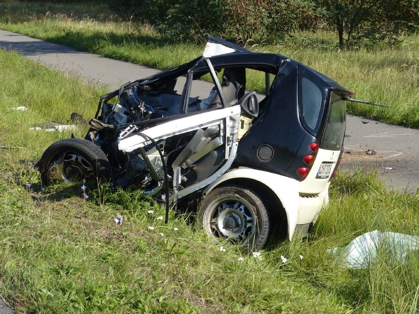 Auf der B 100 bei Roitzsch kam es Montagmittag zu einem schweren Verkehrsunfall, bei dem ein Mensch ums Leben kam.