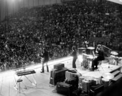 Blick über die Bühne auf das Publikum während des Auftritts der britischen Popgruppe The Beatles in der Essener Grugahalle.