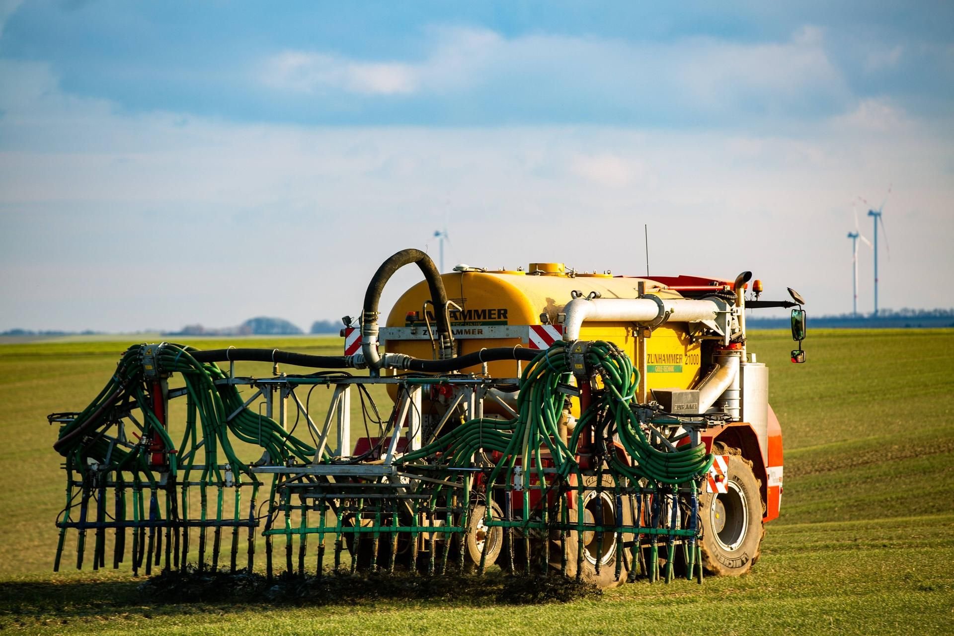 Ein Traktor bringt Gülle auf einem Feld aus. (Symbolfoto)