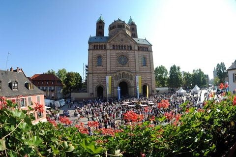 Eine Menschenmenge hat sich vor dem Dom in Speyer um den Domnapf versammelt. (FOTO: DPA)