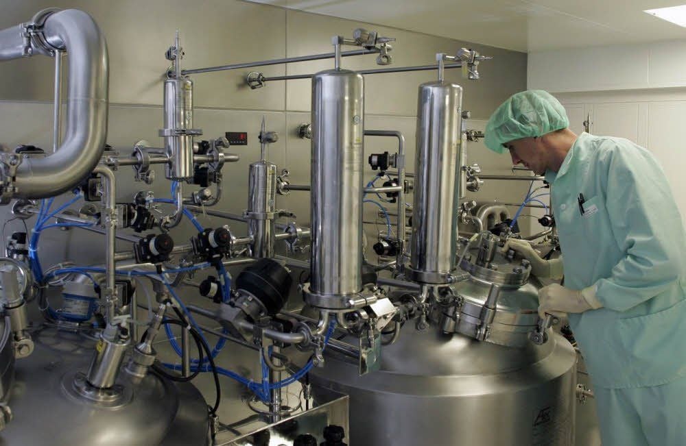 Auf modernsten Anlagen und unter ständig kontrollierten Reinstraumbedingungen produzieren qualifizierte Mitarbeiter der Oncotec Pharma Produktion.