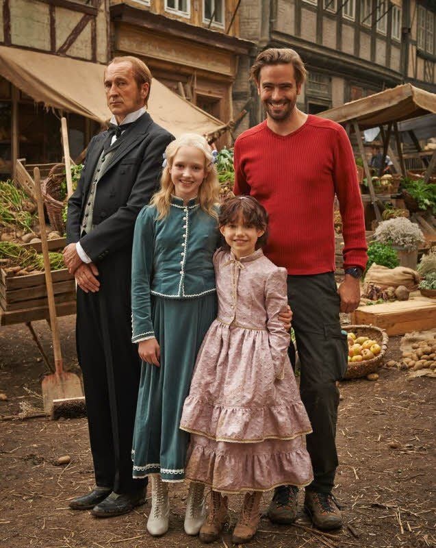 Am Set von Heidi in Quedlinburg (v.l.): Peter Lohmeyer als Sebastian, Isabelle Ottmann als Klara, Anuk Steffen als Heidi und Alain Gsponer (Regie).