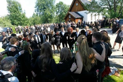 Freunde und Familienangehörige auf der Beerdigung der 18-jährigen Bano Abobakar Rashid. (FOTO: DAPD)