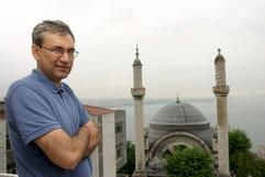 Orhan Pamuk posiert vor einer Moschee in Istanbul. (Foto: dpa)