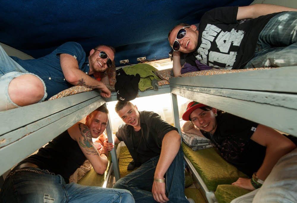 Die Enge im Wohnwagen der Band stimmt schon auf den Wohncontainer im deutschen Feldlager in Afghanistan ein.