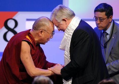 Der Dalai Lama (l) erhält im Baden-Badener Kongresszentrum den Deutschen Medienpreis 2008. Neben ihm steht Roland Koch (M), Ministerpräsident von Hessen, der die Laudatio hielt. (FOTO: DPA)