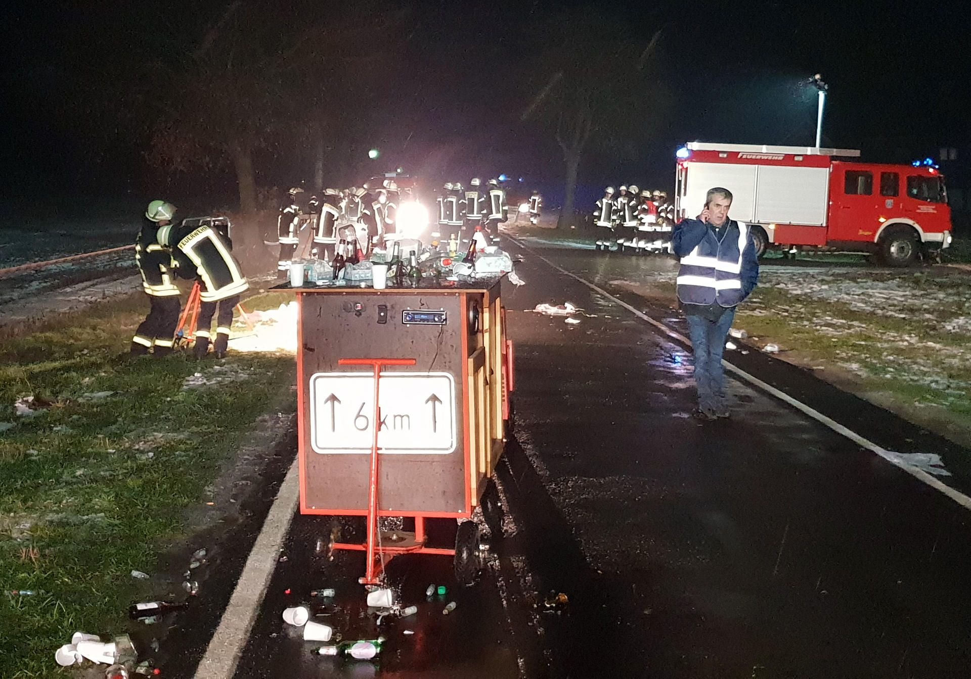 Ein Autofahrer war auf der wenig beleuchteten Straße in die Personengruppe gefahren.