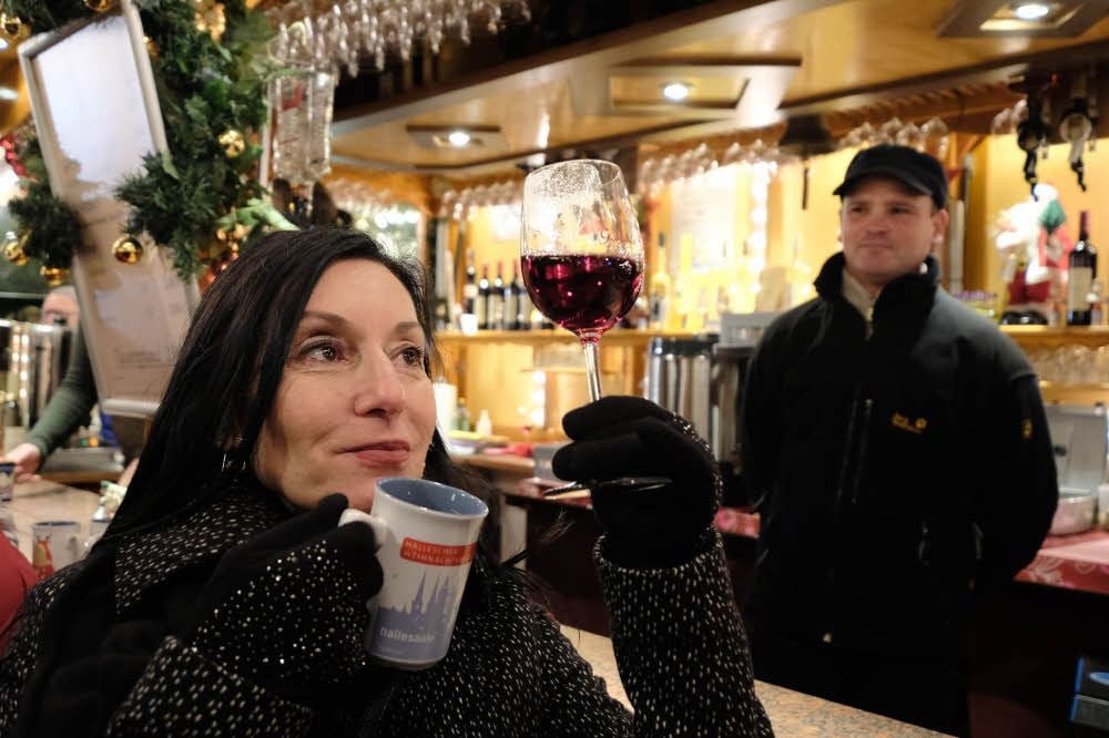 Rot oder Weiß? Sommelière Ines Thomalla testet einige Glühweinsorten auf dem Weihnachtsmarkt.