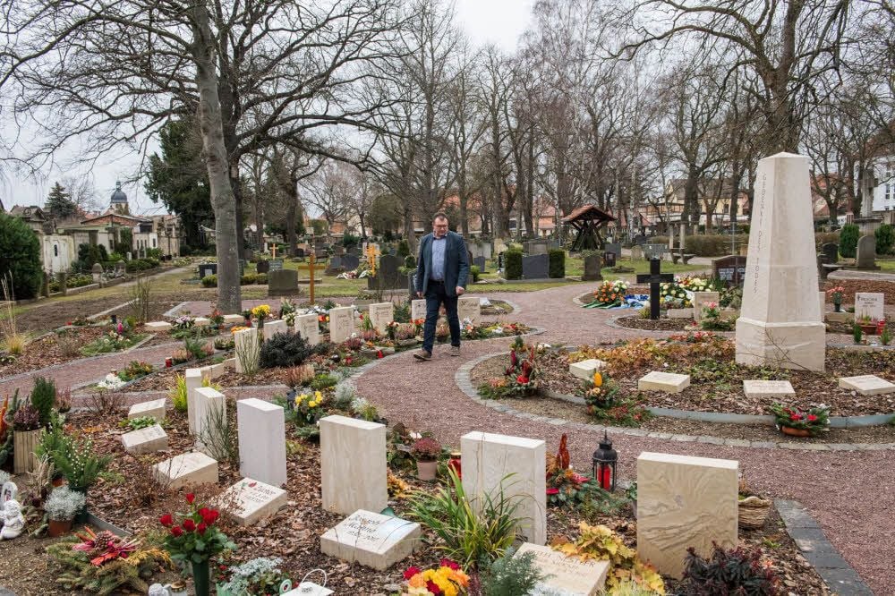 Egbert Rockstroh, Verwalter des Othmarsfriedhofs, an der Doppelurnengemeinschaftsanlage. Der Großteil der Verstorbenen wird heute in einer Urne beigesetzt. Die Zahl der Sargbestattungen ist rückläufig.