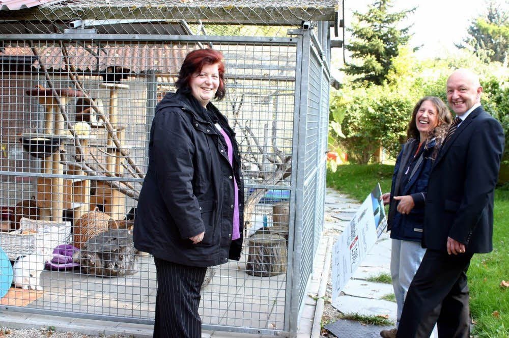 Andrea Most (links) freut sich, dass Tierheimleiterin Eva-Maria Bauer eine Spende von Thomas Jahnel entgegennehmen kann.