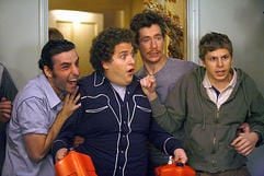 Im neuen Kinofilm «Superbad» wollen Seth (2. v.r., Jonah Hill, 2.v.l.) und Evan (r, Michael Cera) auf einer Erwachsenen-Party heimlich Alkohol klauen und geraten in zwielichtige Gesellschaft. (Foto: dpa)