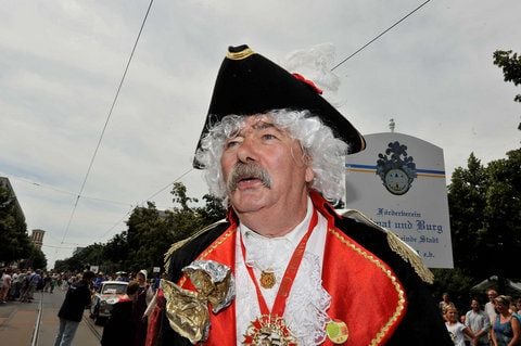Fürst Leopold, der «Alte Dessauer», war beim traditionellen Festumzug zum 16. Sachsen-Anhalt-Tag in Dessau-Roßlau in seinem Element. (FOTO: LUTZ SEBASTIAN)