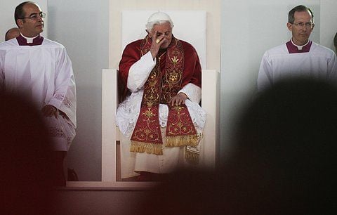 Papst Benedikt XVI. (M.), aufgenommen auf dem Messegelände in Freiburg bei einer Gebetsvigil für jugendliche Gläubige auf der Altarbühne. (FOTO: DAPD)