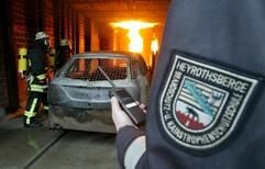 Feuerwehrmänner proben im neuen Ausbildungs- und Übungsgelände der Brandschutz- und Katastrophenschutzschule Heyrothsberge bei Magdeburg das Löschen eines Feuers. (Archivfoto: dpa)
