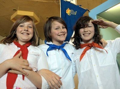 Lachend posieren Schülerinnen der Pettenkofer-Grundschule im Freizeit und Erholungszentrum FEZ in Berlin Köpenick im Rahmen einer Ausstellung mit dem Titel «Sag, was war die DDR?» in der Kleidung Junger Pioniere. (FOTO: DPA)