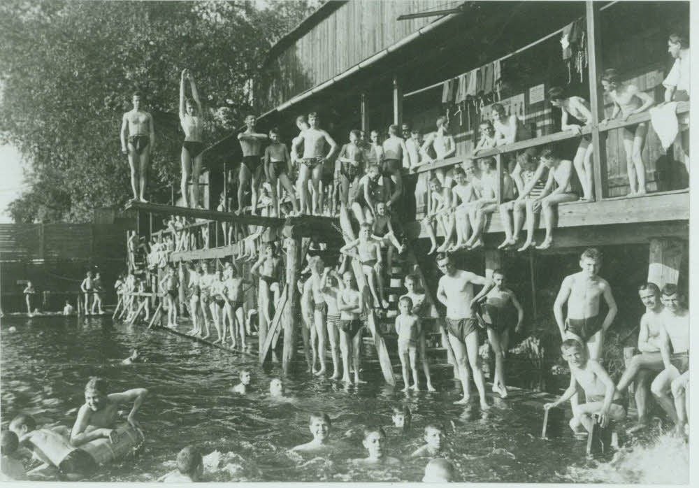 1962 schloss das letzte Saale-Flussbad. Die Blütezeit dieses Freizeitspaßes begann Mitte des 19. Jahrhunderts.