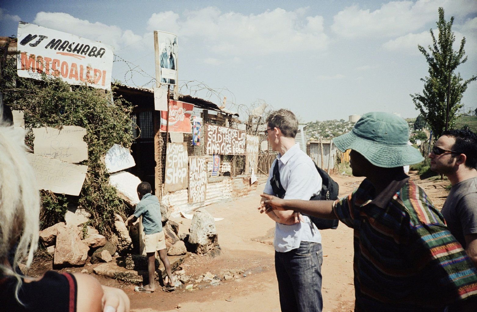 Der kontrovers diskutierte Slum-Tourismus boomt: Slumtouren wie diese durch das südafrikanische Soweto sind wie Besuche im Backstagebereich einer Stadt.