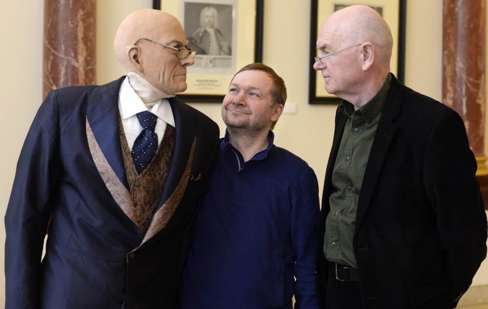Puppentheater-Chef Christoph Werner (M.) mit dem Geschäftsführer der halleschen Bühnen, Rolf Stiska - und dessen Puppendoppelgänger.