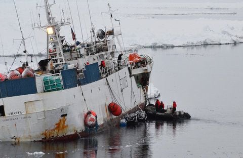 Der verunglückte russische Fischtrawler Sparta liegt am Sonntag (25.12.2011) im Südpolarmeer. (FOTO: DPA)