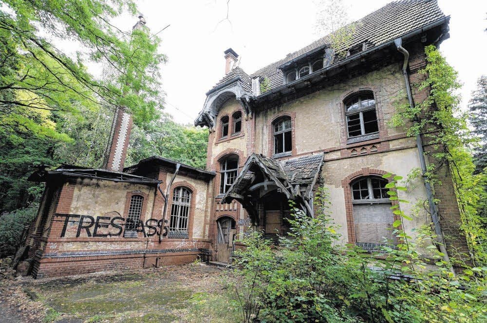 An der Hauswand steht auf Englisch "Einbruch". Die Türen wurden aufgebrochen, Fenster eingeschlagen und Metalle geklaut. Vom alten Charme ist nicht mehr viel übrig.
