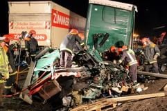 Feuerwehrleute versuchen am Montagmorgen (12.02.2007) auf der Autobahn 9 nahe der Anschlussstelle Bad Klosterlausnitz (Thüringen) einen getöteten Autofahrer aus dem völlig zertrümmerten Fahrerhaus eines Lkw zu bergen. (Foto: dpa)