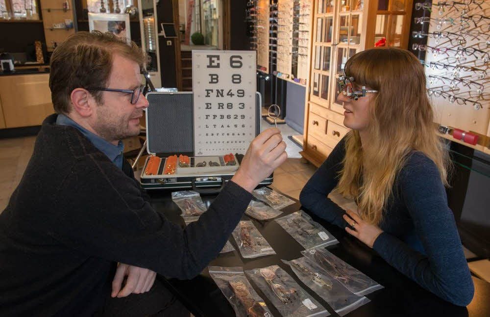 Stefan Pingel erklärt seiner Auszubildenden Ronja Kühne in seinem Geschäft in Quedlinburg wie er mittels eines Refraktionskoffers zuerst die Sehschwäche beider Augen ermittelt, bevor er dann passende Brillen für die Patienten in Namibia auswählt.