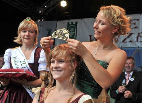 2009 wurde die neue Weinkönigin an Saale und Unstrut, Lisa Blumenthal (M.), auf dem Winzerfest in Freyburg von ihrer Vorgängerin Elisabeth Born (r.) und der Zeitzer Weinprinzessin Kathrin Peters gekrönt. (ARCHIVFOTO: DPA)