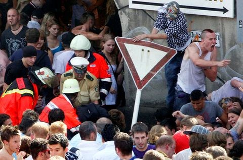 Teilnehmer versuchen in Duisburg beim Techno-Musikfestival Loveparade 2010 nach einer Panik das gesperrte Gelaende zu verlassen. Das Festival in Duisburg endete am 24. Juli 2010 in einer Tragödie, 21 Menschen starben im Gedränge einer Massenpanik, mehr als 500 wurden verletzt. (FOTO: DAPD)