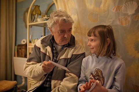 Henry Hübchen als Grabosch und Paraschiva Dragus als Mathilda in dem Drama «Polnische Ostern» von Jakob Ziemnicki. (FOTO: DAPD)