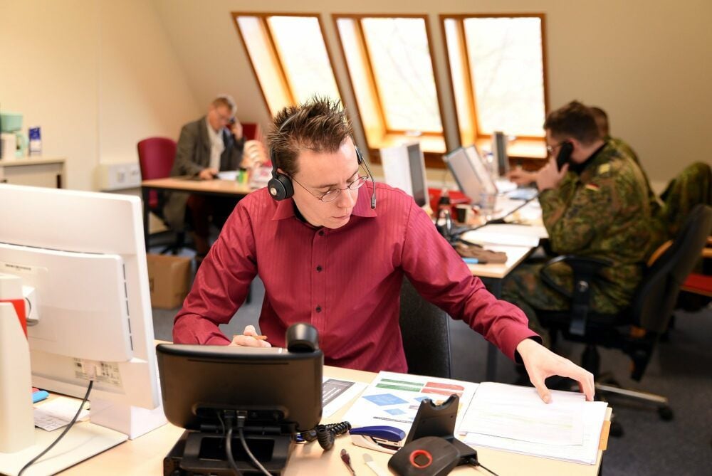 Die Telefone geben keine Ruhe. Jan Kicheldorf (vorn) und seine Kollegen an der Corona-Hotline nehmen Anruf auf Anruf entgegen.