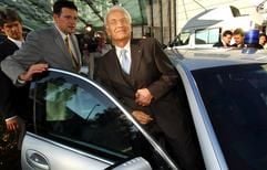 Der CSU-Vorsitzende und bayerische Ministerpräsident Edmund Stoiber steigt am Montag (10. Oktober 2005) nach der CSU-Pressekonferenz in München in seinen gepanzerten Dienstwagen ein. (Foto: dpa)