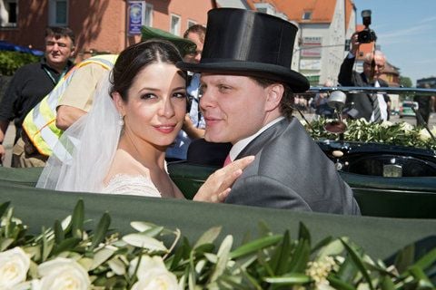 Die frisch Verheirateten, Melissa Eliyesil und Charles Graf von Faber-Castell, fahren im Cabrio nach ihrer kirchlichen Hochzeit in Stein bei Nürnberg (Mittelfranken) zum fürstlichen Schloss der Faber-Castells. (FOTO: DPA)