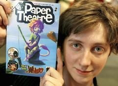 Die Manga-Zeichnerin und Grafik-Designerin Irina Frisorger hält auf dem 12. Internationalen Comic-Salon in Erlangen das von ihr entworfene Manga «Wunjo» in den Händen. (Foto: dpa)