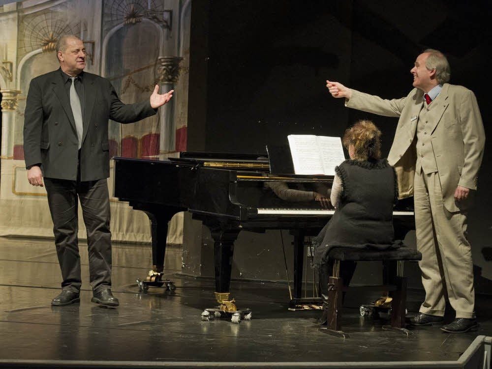 Bei der Matinee zu „Der Rosenkavlier“ gab Baron Ochs auf Lerchenau (Klaus-Uwe Rein) einen Einblick in das Stück. Hier improvisierte er mit Intendant Johannes Rieger (r.) der „Annina“ mimte, am Klavier Violetta Kollar.