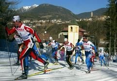 Das Feld der Langläufer mit dem Norweger Frode Estil (vorne links) und den beiden Deutschen Jens Filbrich (l/Nummer 12) und Andreas Schlütter (M/Nummer 9) läuft im italienischen Tesero im 30-km-Rennen der Männer im klassischen Stil mit Massenstart bei den nordischen Ski-Weltmeisterschaften an dem Bergpanorama der Dolomiten vorbei. (Fotograf: Gero Breloer, dpa). (Foto: MZ)