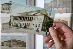 Eine Postkarte von 1911 mit dem vor 50 Jahren gesprengten Stadttheater zeigt Matthias Wenzel, Vorsitzender des Vereins für Stadtgeschichte und Altstadterhaltung Gotha. Die Residenzstadt Gotha hat vor 50 Jahren eines ihrer markanten Gebäude verloren. (Foto: dpa)