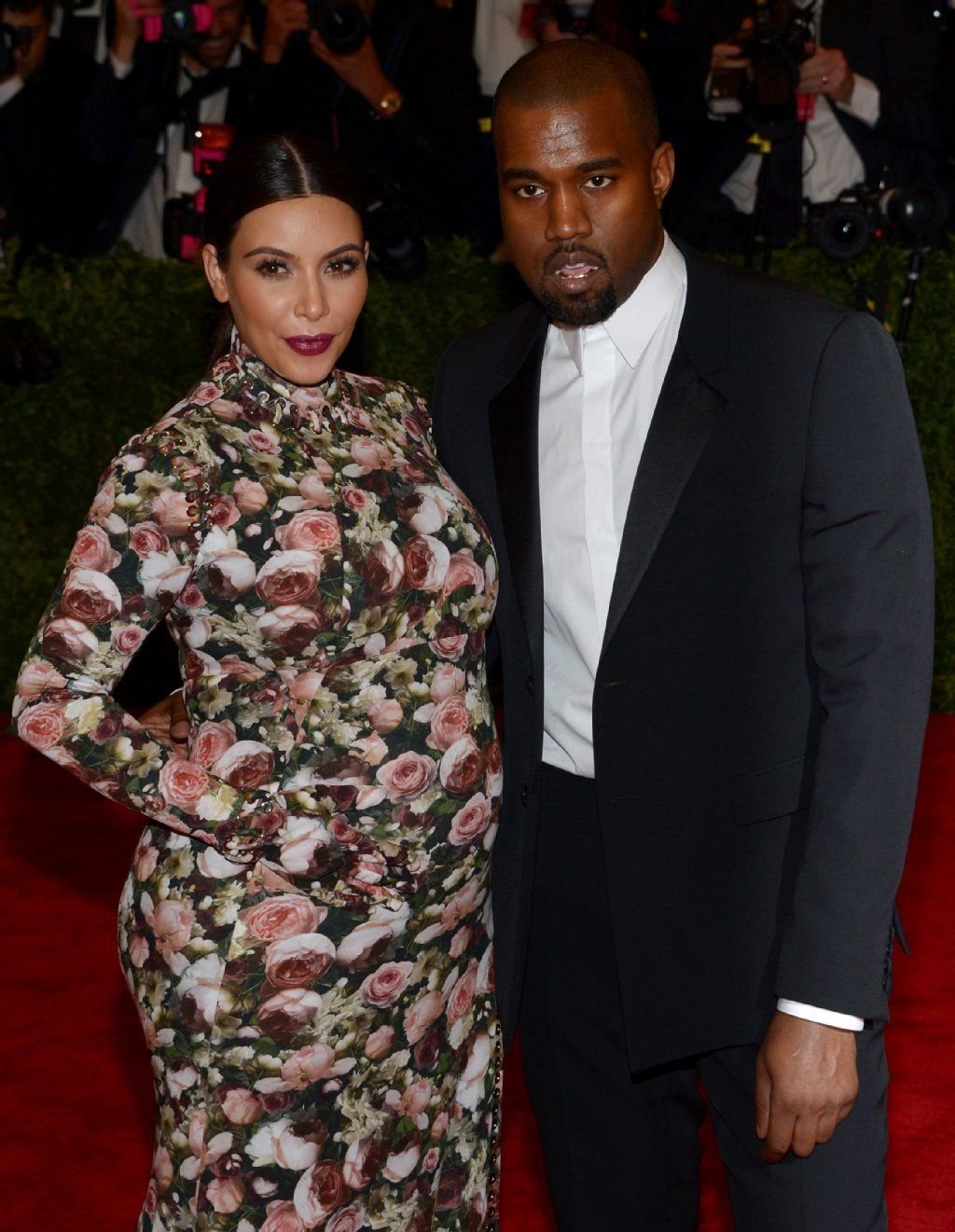 US-Schauspielerin Kim Kardashian (l.) und Musiker Kanye West kommen am 06.Mai zur «Costume Institute Gala» des Metropolitan Museum of Art in New York. Das Paar hat sein erstes gemeinsames Kind bekommen.