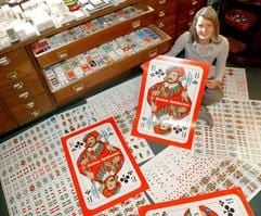 Das Bild zeigt Skat-Poster und Original-Druckbögen aus einer Spielkartenfabrik, die die Leiterin im Souvenir- und Spielkartenladen in der ostthüringischen Skatstadt Altenburg, Jeannette Kuhnert, ausgebreitet. hat. Der kleine Laden in der Altenburger Innenstadt führt nach eigenen Angaben das umfangreichste Angebot an Spielkarten in der Bundesrepublik. (Foto: dpa)