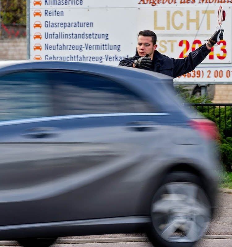 Hier rauscht der Pkw an der Kontrollstelle in Wallendorf vorbei.
