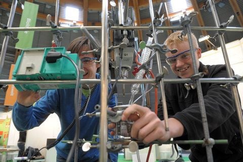 Simon Weisemann (l.) aus Hiddenhausen und Fabian Öhler aus Bünde in Nordrhein-Westfalen bereiten in Erfurt ihr Projekt zur Herstellung von biofunktionalisierten superparamagnetischen Nanokompositen vor. (FOTO: DAPD)
