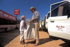 Zeit für ein Schwätzchen: Wenn alle paar Tage der Postbote kommt, freuen sich die Bewohner der kleinen Orte und der Farmen im Outback von Südaustralien. (Foto: dpa)