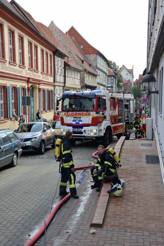 Wegen zwei falsch parkenden Autos (links ab Kopfsteinpflaster) und dem Parkverbotsschild auf dem Gehweg rechts kam der Tanker nicht in die Grabengasse. Ein Schlauch musste verlegt werden.