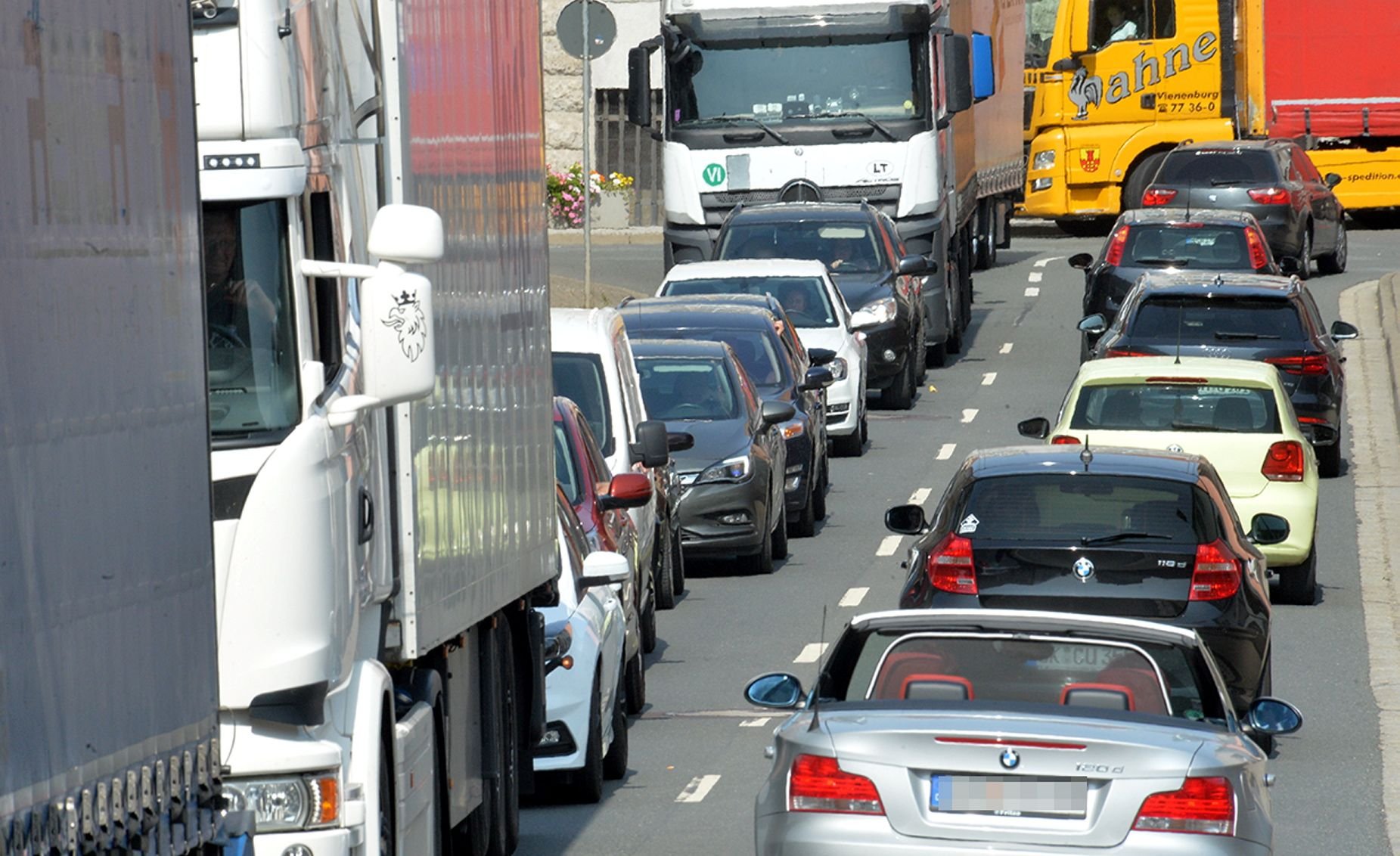 Dichter Verkehr in beiden Richtungen in Aschersleben