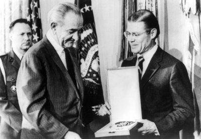 US-Präsident Lyndon B. Johnson (Mitte) zeichnet in Washington seinen bisherigen Verteidigungsminister Robert McNamara im Februar 1968 mit einer hohen Zivilmedaille aus. (FOTO: DPA)