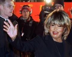 Die US-amerikanische Popsängerin Tina Turner winkt am Mittwoch (09.02.2005) bei ihrer Ankunft zu der diesjährigen Verleihung der «Goldenen Kamera» vor der Ullstein-Halle in Berlin. (Foto: dpa)
